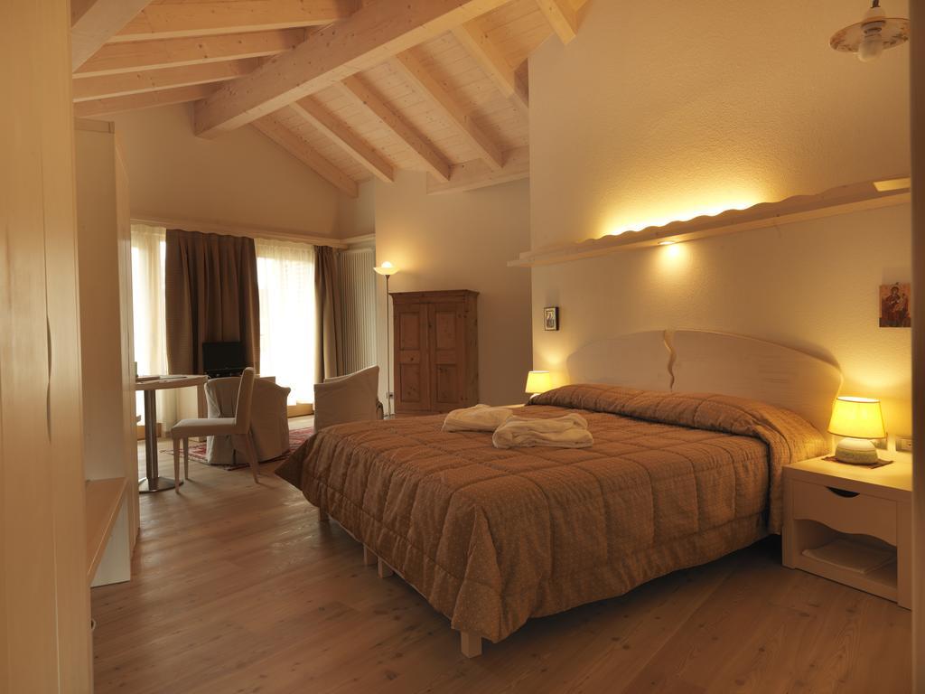 Castelir Suite Hotel Panchia Habitación foto